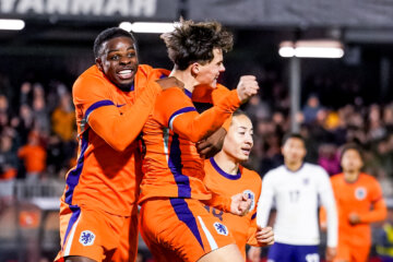 Thom van Bergen viert zijn goal