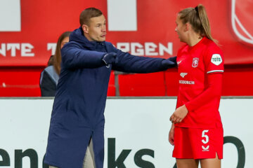 Joran Pot geeft instructies aan Anna Knol