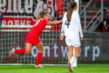 Jaimy Ravensbergen juicht na haar goal tegen Real Madrid