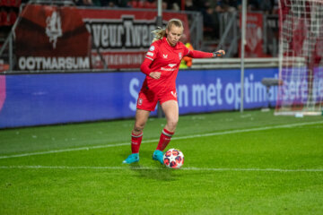 Leonie Vliek (FC Twente) in het duel met Real Madrid