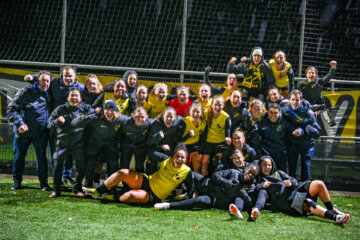 De speelsters van NAC juichen na hun promotie