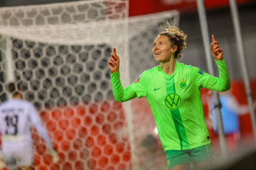 Fenna Kalma juicht na een goal voor VfL Wolfsburg