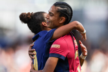 Esmee Brugts viert haar goal voor FC Barcelona