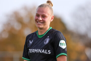 Ella Van Kerkhoven in het shirt van Feyenoord