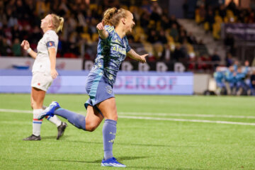 Tiny Hoekstra (Ajax) juicht na haar goal tegen Telstar