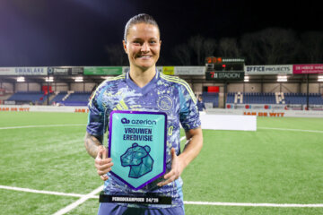 Sherida Spitse na de winst van de eerste periodetitel met Ajax