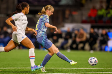 Jade van Hensbergen (Ajax) in actie tegen Telstar