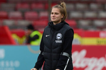 Marit Auée op krukken bij Brighton & Hove Albion