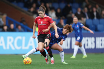 Dominique Janssen in actie namens Manchester United tegen Chelsea