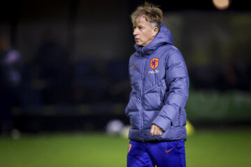 Andries Jonker op de training van de OranjeLeeuwinnen