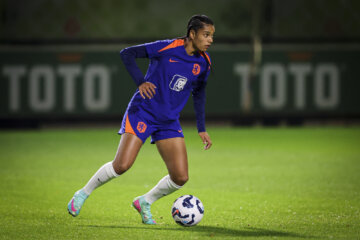 Esmee Brugts op de training van de OranjeLeeuwinnen