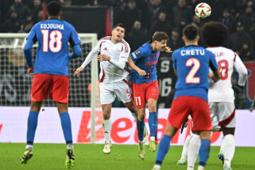 Olympiakos-verdediger Lorenzo Pirola in duel met FCSB