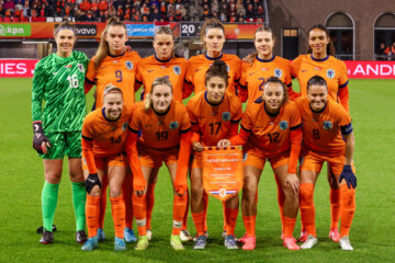 Het elftal van de OranjeLeeuwinnen voorafgaand aan de wedstrijd tegen China