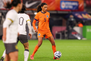 Nina Nijstad aan de bal namens de OranjeLeeuwinnen