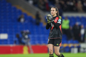 Olivia Clark in actie namens Wales