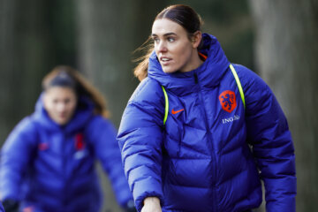 Jill Roord op weg naar de training van de OranjeLeeuwinnen