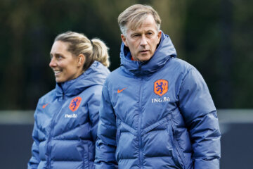 Andries Jonker en Janneke Bijl op het trainingsveld van de OranjeLeeuwinnen