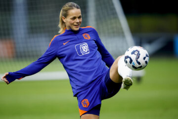 Ilse van der Zanden op de training van de OranjeLeeuwinnen