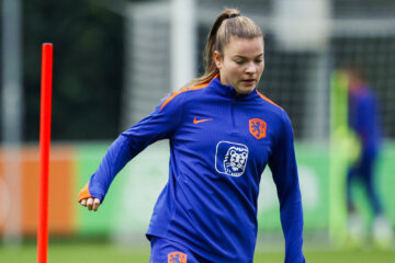 Kayleigh van Dooren op het trainingsveld van de OranjeLeeuwinnen