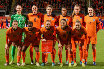 Het elftal van de OranjeLeeuwinnen voor de wedstrijd tegen Amerika