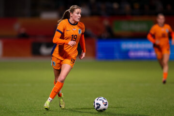 Wieke Kaptein in actie namens de OranjeLeeuwinnen