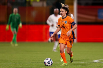 Daniëlle van de Donk aan de bal namens de OranjeLeeuwinnen