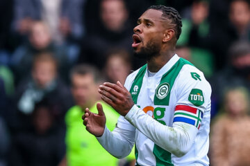 TOTO op de mouw bij Leandro Bacuna