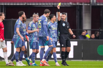 Wout Weghorst krijgt geel tegen AZ