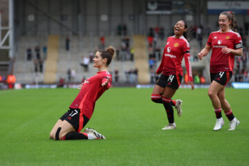 Dominique Janssen juicht na haar goal voor Manchester United