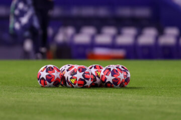 UEFA Women's Champions League-ballen op het veld