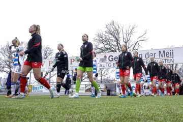 De speelsters van PEC Zwolle en FC Twente lopen het veld op