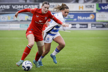 Charlotte Hulst (FC Twente) en Naomi Hilhorst (PEC Zwolle)