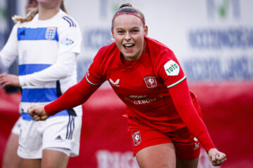 Jaimy Ravensbergen (FC Twente) viert haar treffer tegen PEC Zwolle