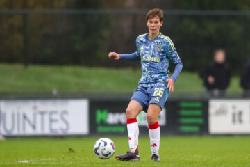 Isa Kardinaal aan de bal namens Ajax