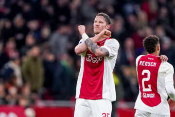 Wout Weghorst viert de 1-0 tegen Almere City