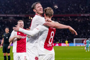 Wout Weghorst omhelst Kenneth Taylor