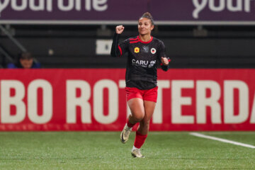 Sabrine Ellouzi juicht na een goal voor Excelsior