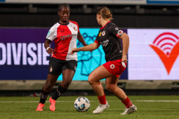 Dechamaily Lont (Feyenoord) in het duel met Excelsior