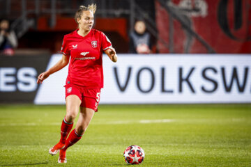 Anna Knol in het shirt van FC Twente