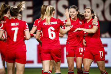 FC Twente juicht na een goal tegen Celtic