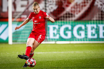 Lieske Carleer aan de bal namens FC Twente