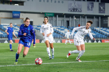 Wieke Kaptein in actie namens Chelsea tegen Real Madrid