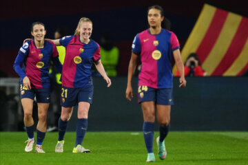 Aitana Bonmatí en Keira Walsh, met Esmee Brugts op de voorgrond