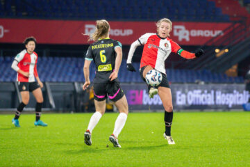 Sisca Folkertsma (PSV) en Maruschka Waldus (Feyenoord)
