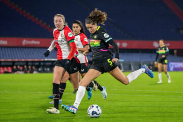 Melanie Bross (PSV) in actie tegen Feyenoord