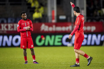 Thom Haye maakt gebaartjes richting het uitvak van Heerenveen