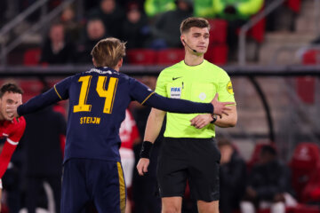 Sem Steijn klaagt bij scheidsrechter Joey Kooij