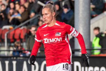 Desiree van Lunteren aan de bal namens AZ