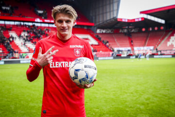 Sem Steijn met de wedstrijdbal