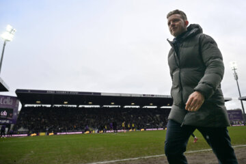 Dirk Kuijt loopt van het veld af